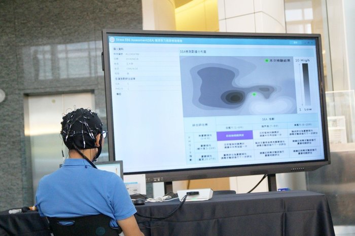 The brainwave detector designed by Taipei Tech researchers is able to examine the condition of the brain which thus can indicate the risk of the depression, dementia, or other brain malfunctions.