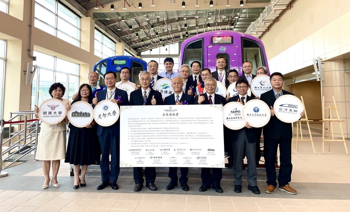 Representatives from new partners and old partners of Smart Railway Institute gathered together to sign letter of intent to promote and advance railway development