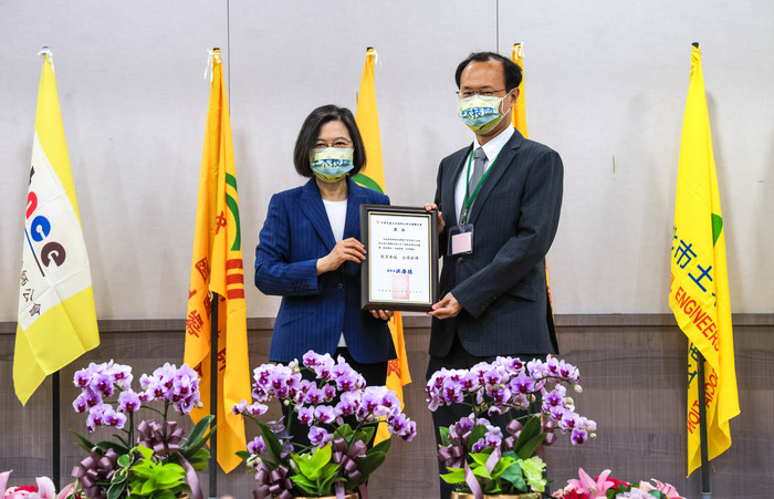 The Outstanding Contribution Award award was presented by President Tsai Ing-wen to honor Sung’s dedication in the civil engineering sector