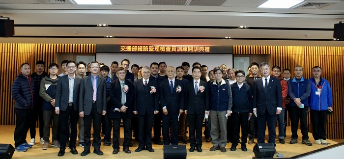 Officials, teaching staff and guests attend a ceremony to mark the beginning of training for the nation’s first two railway track inspectors at National Taipei University of Technology yesterday