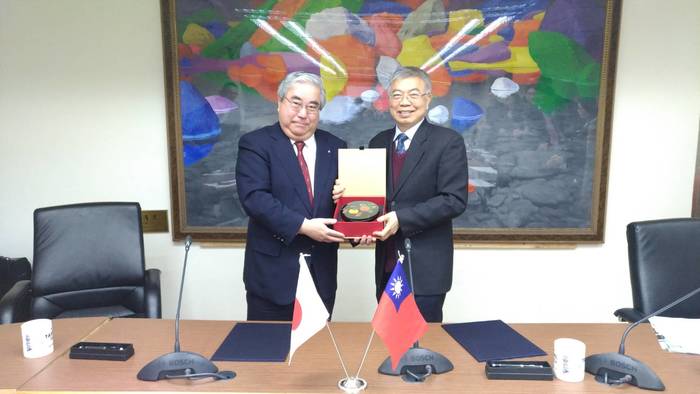 President Kazuhito Komiya of CIT and President Sea-Fue Wang of Taipei Tech signed a renewal of memorandum of understanding.