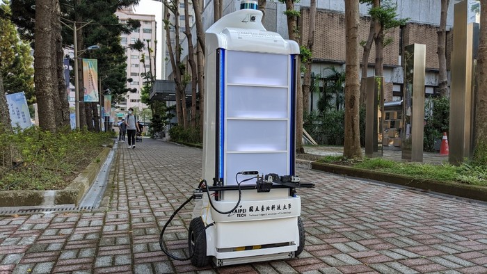 The autonomous delivery robot agent developed by Taipei Tech research team is capable of operating in low-speed urban environments and brings on-demand charging service to electric scooters