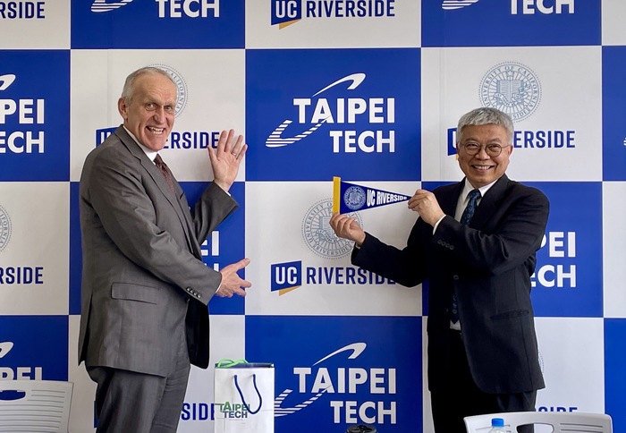 Taipei Tech President Wang Sea-fue and UC Riverside Chancellor Kim Wilcox signed an MoU to strengthen academic cooperation between both universities