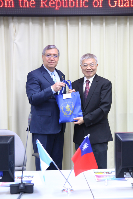 Excmo. Sr. Dr. Jafeth Ernesto Cabrera Franco, Vice President of Guatemala, and Sea-Fue Wang, President of Taipei Tech