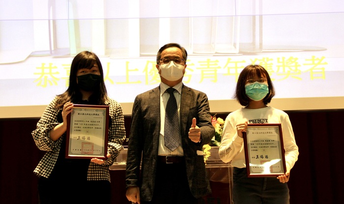 Taipei Tech students, Chang Yen-yu, left, and Chien Chia-yi, are awarded the 2021 Outstanding Youth Award for their outstanding academic performance