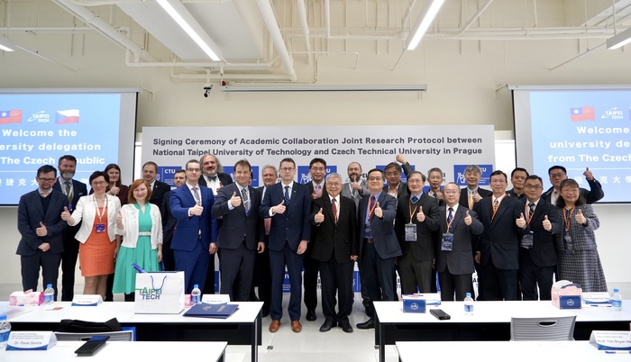 Fourteen academic delegates from the Czech Republic visited Taipei Tech on March 27 to seek cooperation opportunities