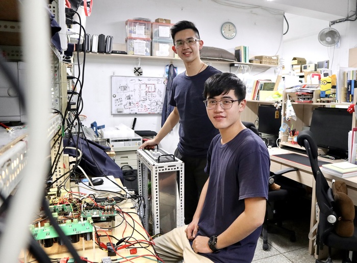 Lin Kai-wei (right), a senior in the Department of Electrical Engineering, won the Taipei Tech Outstanding Youth Award