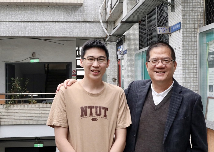 Chen Bo-lin (left), a PhD student in the Department of Energy and Refrigerating Air-Conditioning Engineering, won the Taipei Tech Outstanding Youth Award