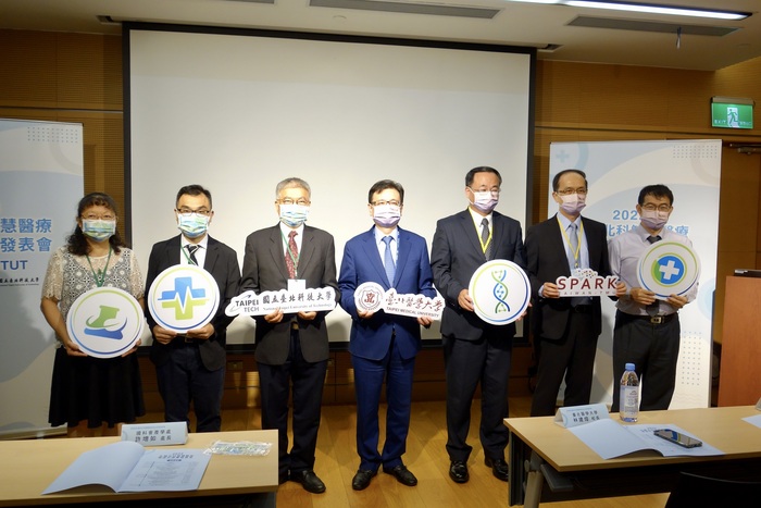 Taipei Tech and Taipei Medical University together held a presentation on July 28th to unveil the latest results of their collaboration on the commodification of smart healthcare products