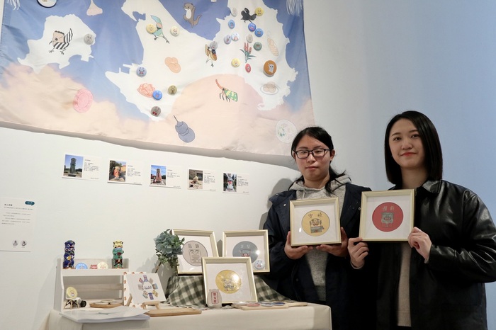 Students Li Ruei-syuan and Yang Huei-shin did research on the “wind lion god” and represented it in a contemporary approach with pixel art and metallic painting