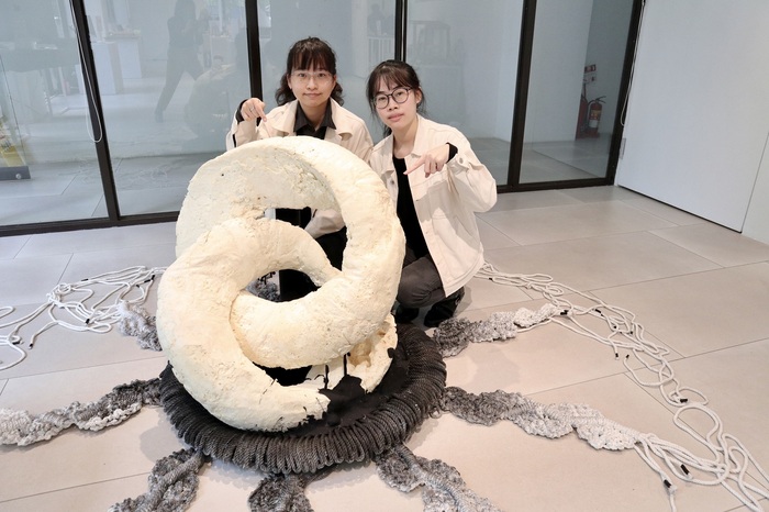 Students Shen Ting-ni and Su Yin-wen, designed an installation art that reflects the state of “burn-out”