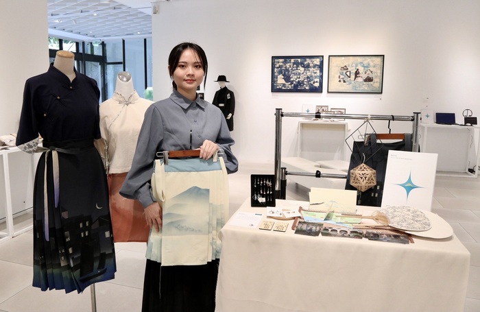 Student Huang Pei-rong redesigned traditional Hanfu clothing by adding local elements