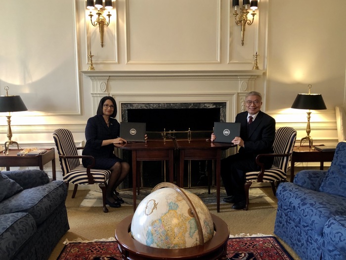 Neeli Bendapudi, President of Penn State, and President Wang signed MOUs on computer science & information engineering, and interaction design dual degree programs