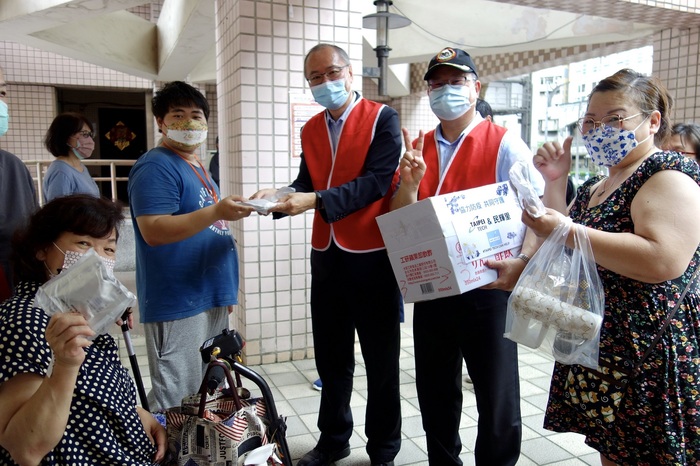 The epidemic prevention supplies were provided for the disadvantaged groups in the Huai Sheng public housing