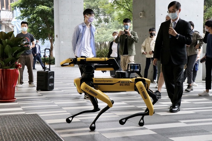 The City Science Lab @ Taipei Tech provides advanced equipment for R&D purposes such as the Boston Dynamics’ Spot robot (Spot), an agile mobile robot that can adapt to complex terrains