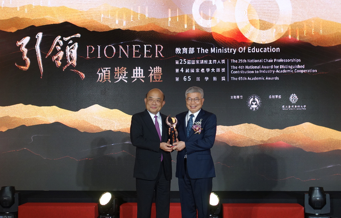 Wang receives the 2022 National Award for Distinguished Contribution to Industry-Academic Cooperation presented by the Ministry of Education on March 21st