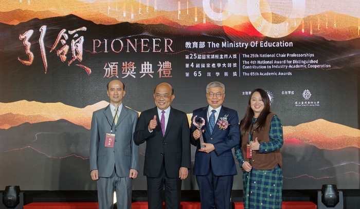 The presenter and the Premier of Taiwan, Su Tseng-chang, second left, Wang, second right, and the members of Wang’s research team pose for a photo at the ceremony