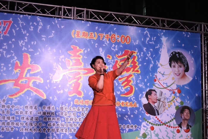 Chien Wen-Hsiu, the Chairwoman of Everlight Cultural Foundation, who is also an eminent vocalist, gave a wonderful and heart-soothing performance at the ceremony.