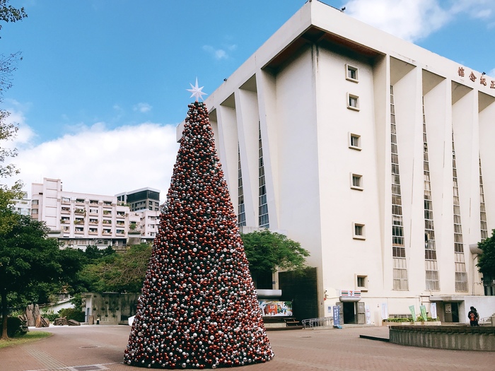 The 10-meter-high Christmas tree is sponsored by Everlight and composed of more than eight thousand decorative balls and forty thousand LED light bulbs