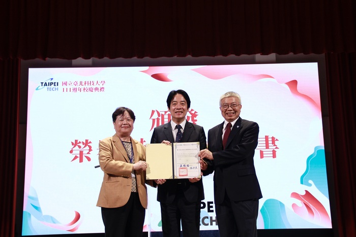 At the celebration ceremony, Taiwan Vice President Lai Ching-te was conferred honorary-distinguish alumnus of Taipei Tech