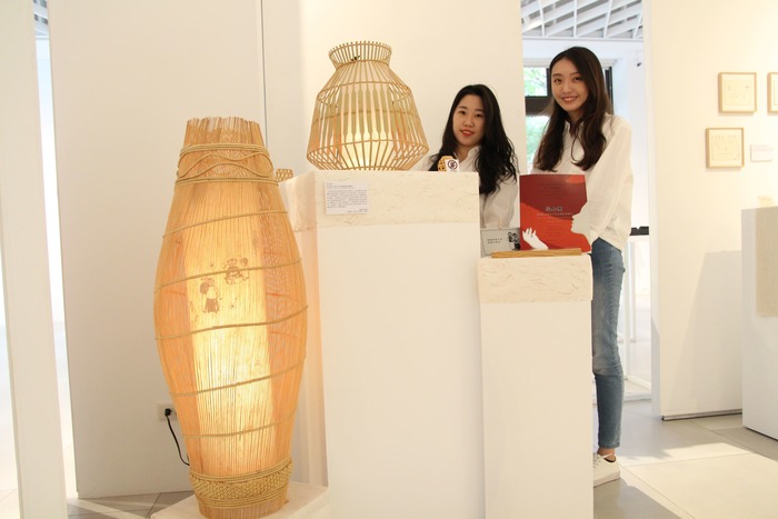 The lantern depicting the dilemma and courage of women in 90s is designed by Liu and Tang