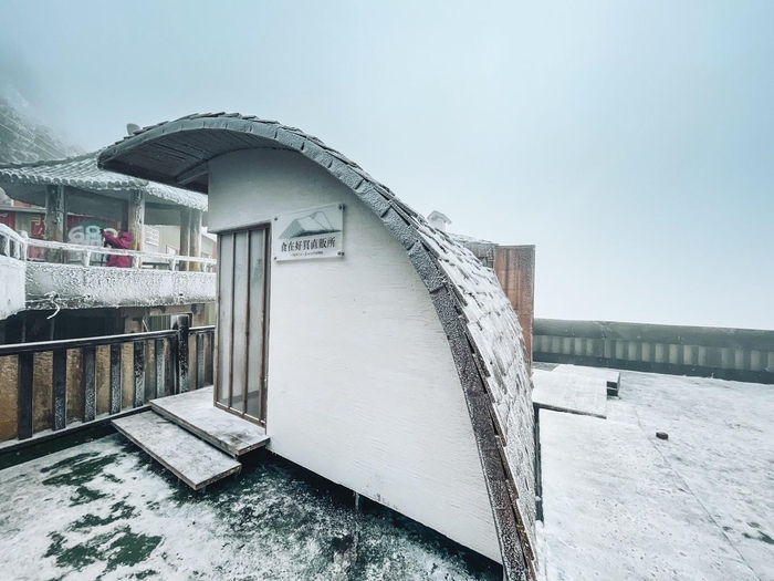 The design concept of the produce store is based on the motif of the mountain