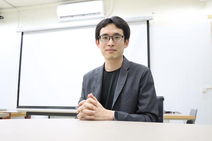 Dr. Meng-Cong Zheng, adviser of the prize-winning student designers