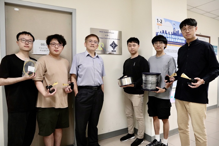 Taipei Tech life distinguished professor Hai-Han Lu led a cross-campus research team to improve current 5G technical limitations by adopting single optical carrier modulation