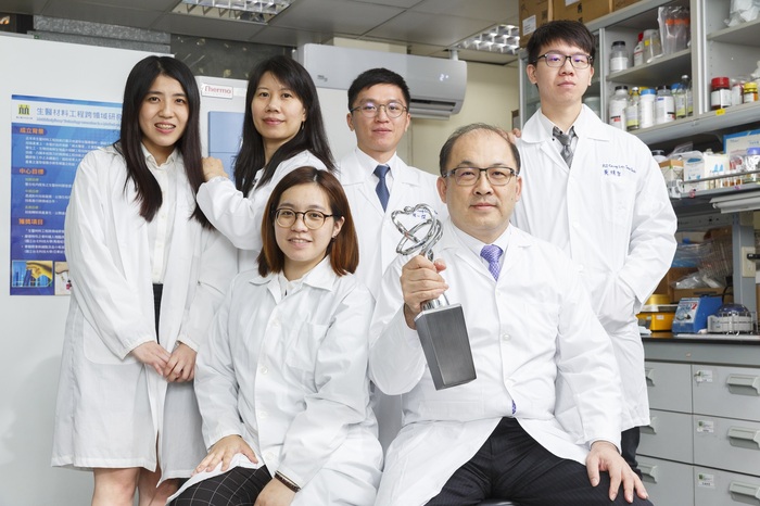 Fang Hsu-wei (second right), Taipei Tech Distinguished Professor and the Director of the Smart Healthcare Research Center, has many years of experience in the commercialization and certification of healthcare and medical products