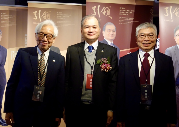 Taipei Tech Distinguished Professor, Rwei Syang-Peng, is awarded the 2021 National Award for Distinguished Contribution to Industry-Academic Cooperation