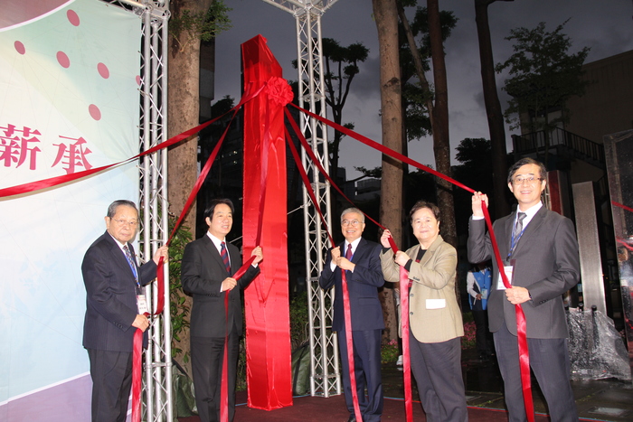 Taipei Tech erected a new monumental pillar, donated by alumnus, Wang Hsiao-shen, and designed by teachers and students of Taipei Tech, to celebrate Taipei Tech’s 110th anniversary